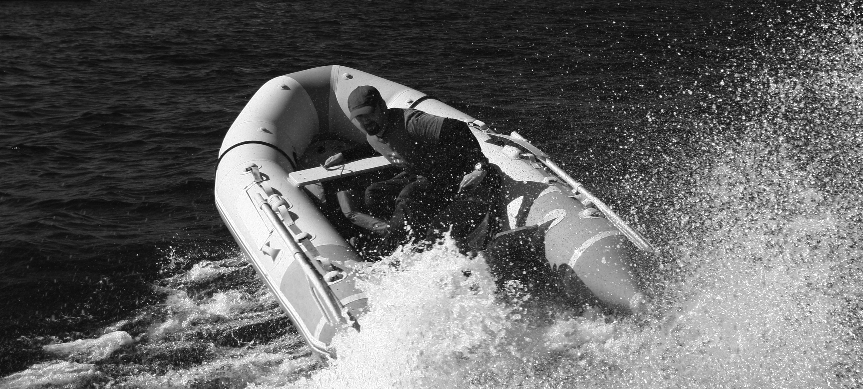Bateau fendant les vagues