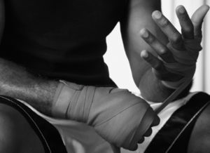 Mains d'un boxeur en préparation